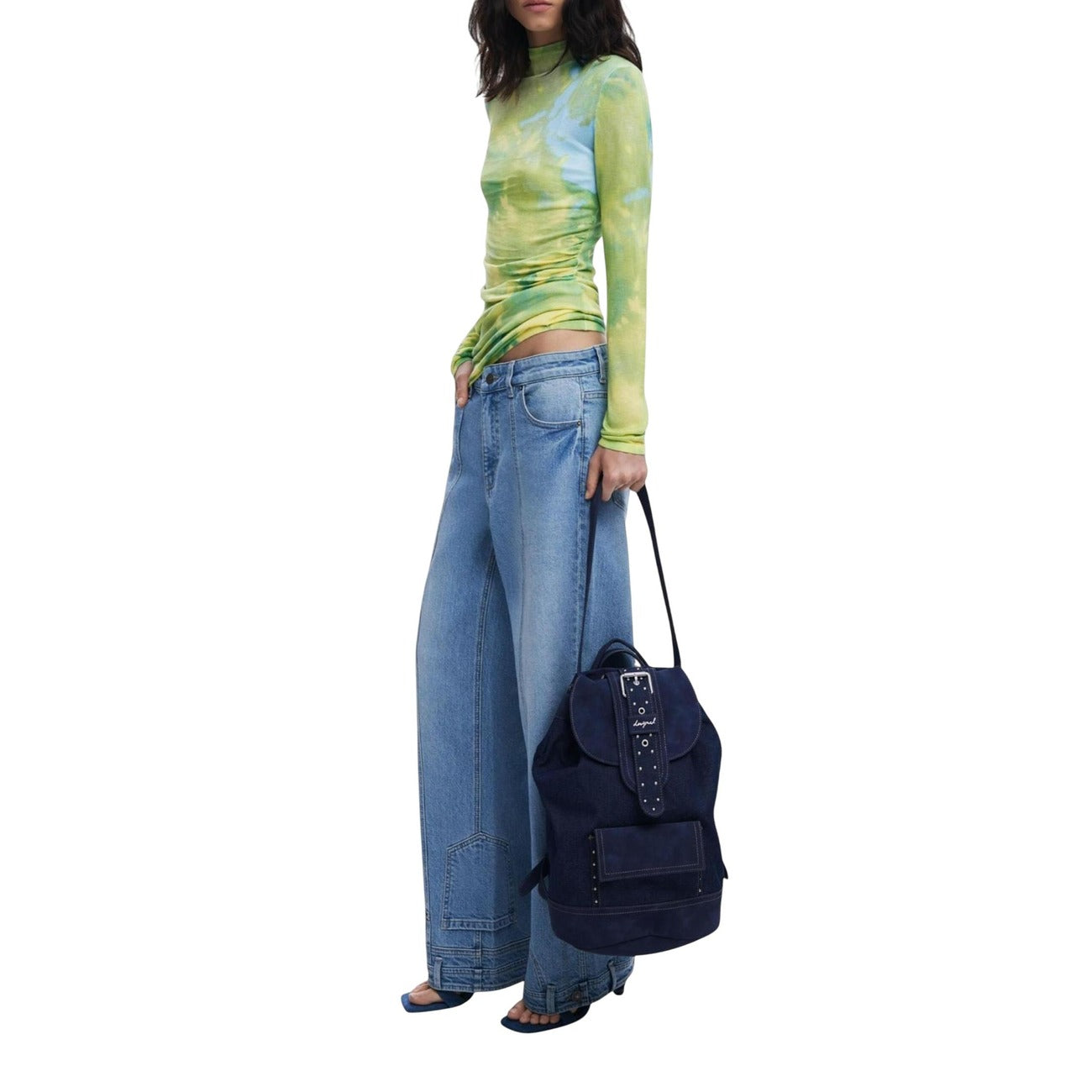 Zaino Desigual Blu; Texture mista con ricami e borchie. Chiusura a zip e fibbia, tasca frontale esterna, spallacci regolabili. Dimensioni 38x26x20 cm. Design casual-ricercato 4 stagioni. Modella con zaino 
