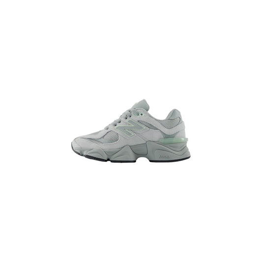 Sneakers New Balance unisex grigie modello G90606LN con suola ammortizzata alta 5 cm. Scarpe da ginnastica in camoscio grigio per uomo e donna, stile casual urbano 4 stagioni.