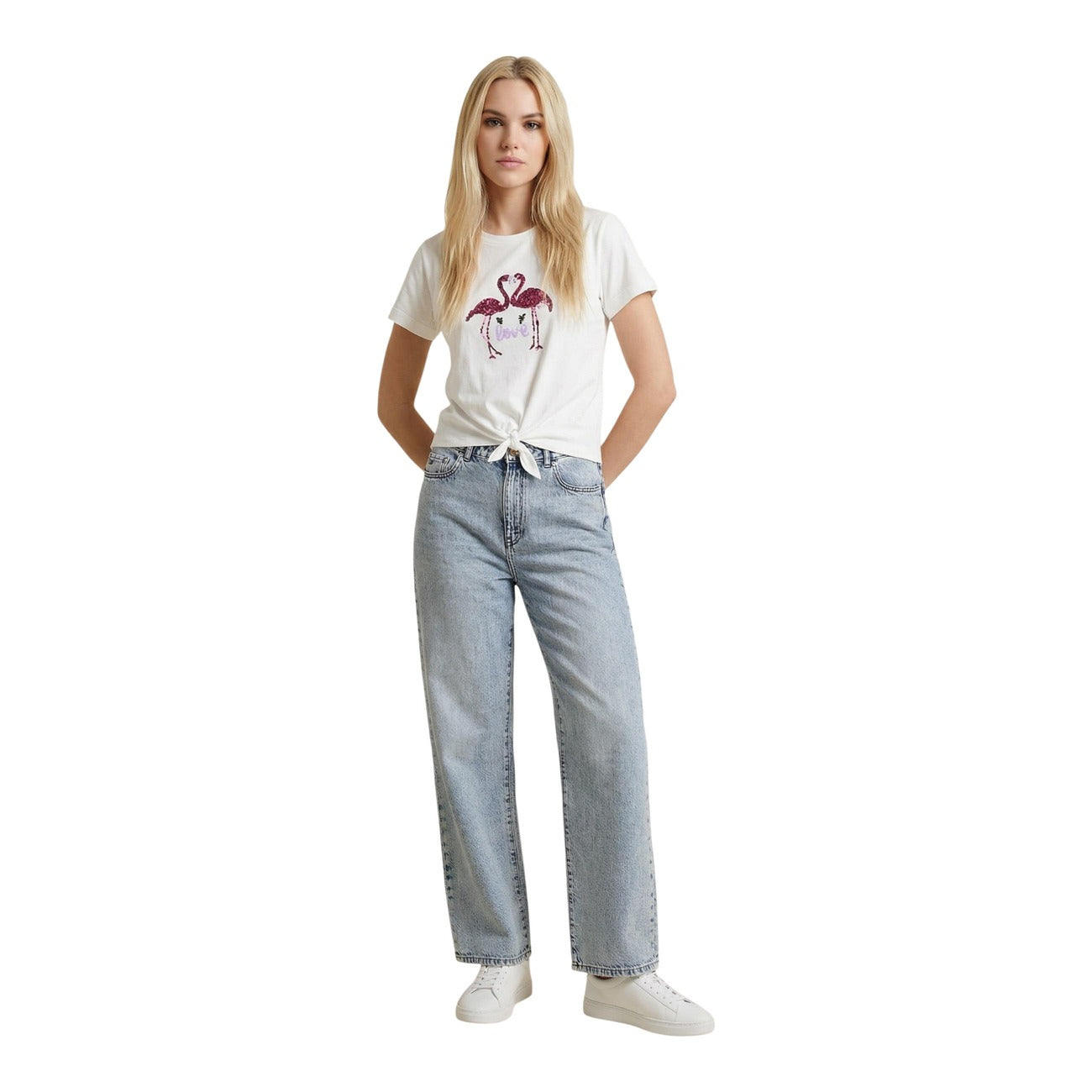 T-shirt Only Bianco con Nodo; 100% Cotone. Dettaglio Knot frontale, maniche fold-up, girocollo. Tessuto fresco e morbido, stile casual ideale per la stagione calda. Vista frontale figura intera  
