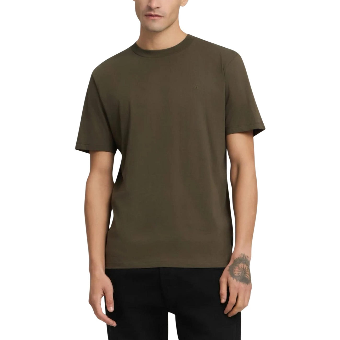 T-shirt Replay uomo verde oliva militare con taschino maniche corte scollo rotondo 100% cotone - vista frontale indossata da modello
