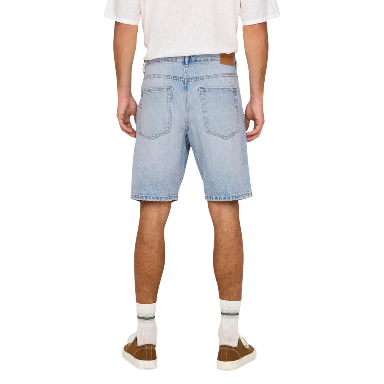 Bermuda Only & Sons Onsedge 2041; 20% cotone riciclato. Denim Tai slavato, cinque tasche, vita media. Shorts uomo resistenti, freschi e dalla vestibilità regolare per ogni giorno. Vista posteriore 