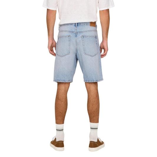 Bermuda Only & Sons Onsedge 2041; 20% cotone riciclato. Denim Tai slavato, cinque tasche, vita media. Shorts uomo resistenti, freschi e dalla vestibilità regolare per ogni giorno. Vista posteriore 