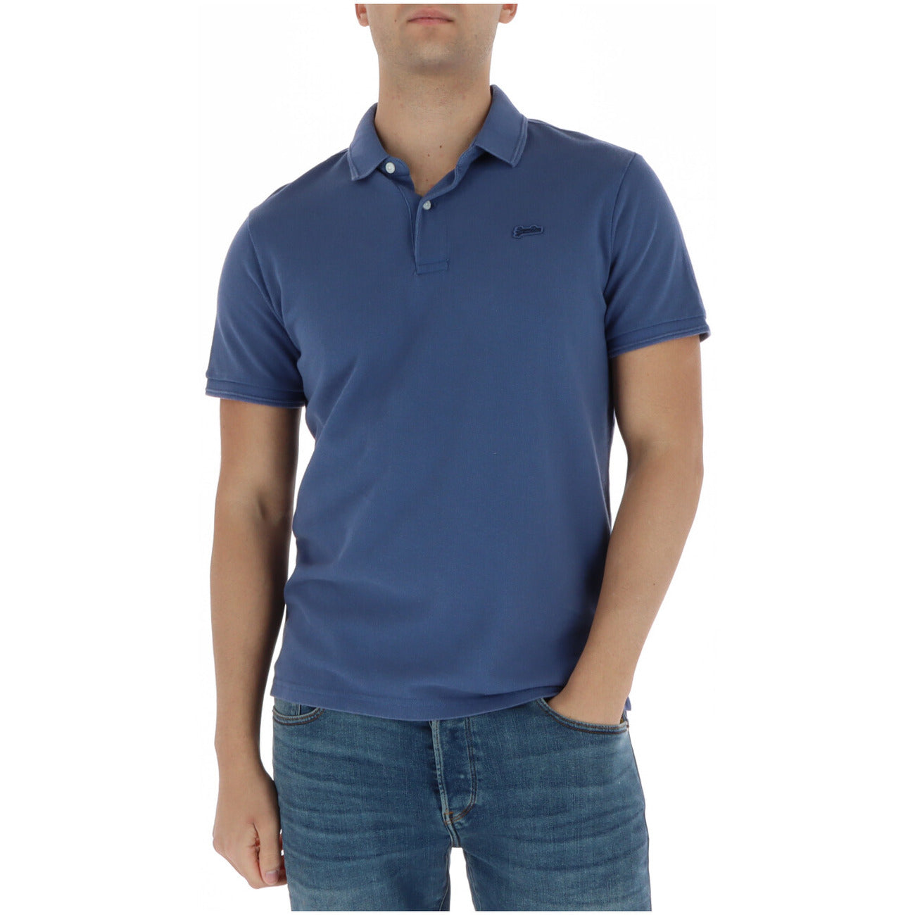 Polo blu Superdry Piqué; 100% cotone, vestibilità comoda, logo ricamato. Il capo essenziale per un outfit estivo curato e versatile. Vista frontale 