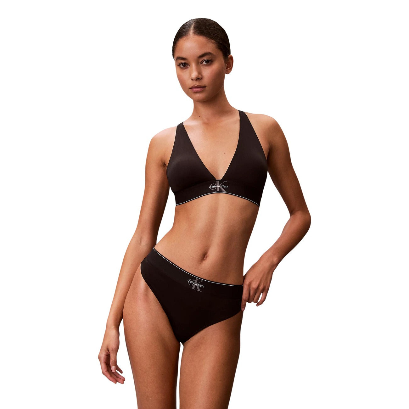 Perizoma Calvin Klein nero; 92% Poliestere, 8% Elastan. Microfibra setosa, traspirante e fast-dry. Vita media con fascia logata, tassello foderato, stile casual-sportivo premium. Vista frontale 