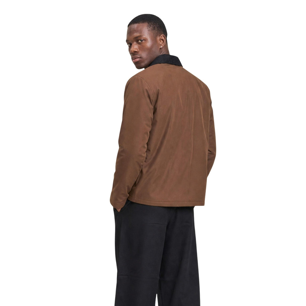 Giacca imbottita marrone uomo Only & Sons Onskosmo 22034856. Giubbotto casual ecosostenibile in poliestere riciclato con colletto d'effetto velluto a contrasto, bottoni a pressione e ampie tasche anteriori.