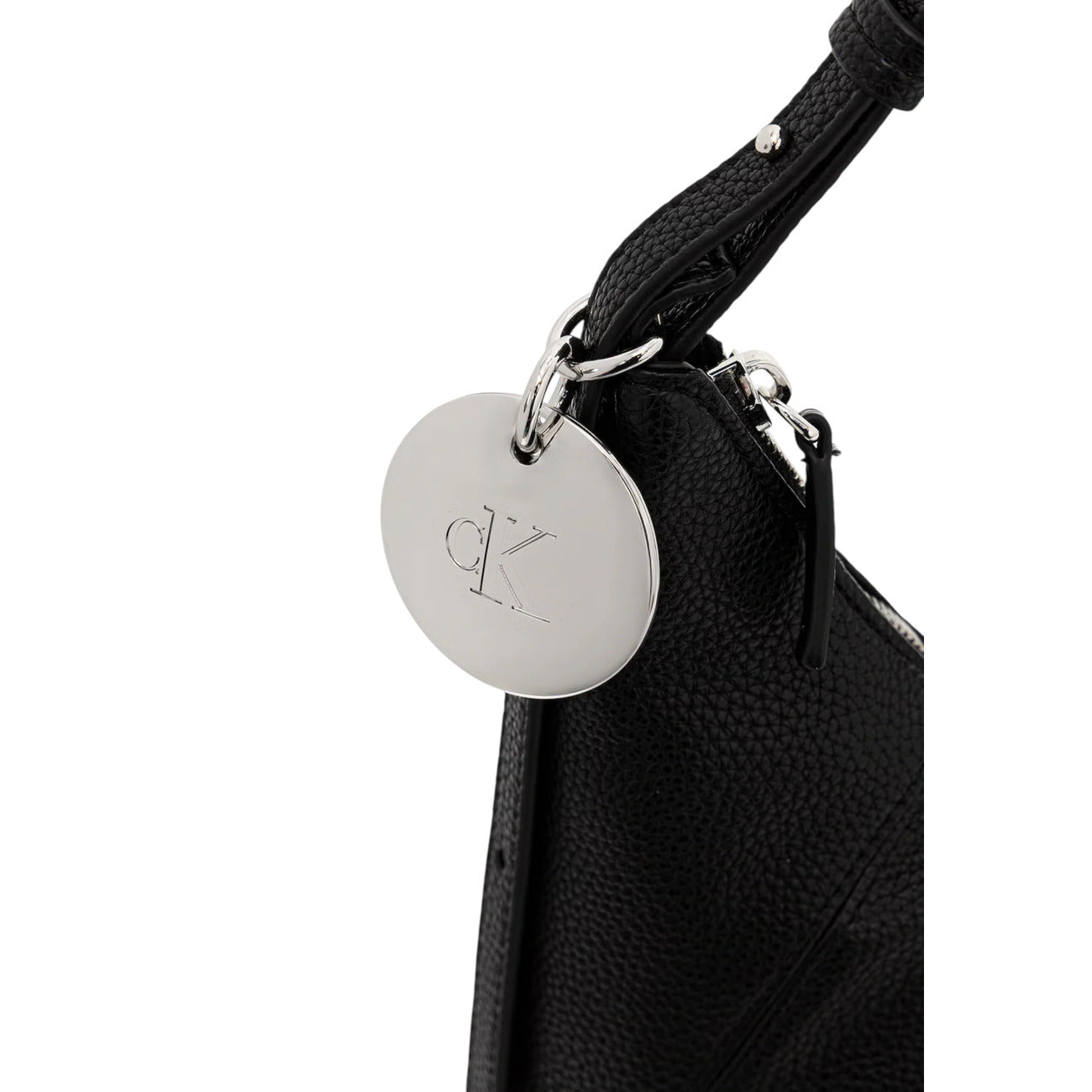 Borsa a Spalla Donna Calvin Klein Engraved; Nero. 100% Poliuretano effetto martellato, chiusura zippata, manico regolabile e finiture metalliche logate. Misure capienti (33x33 cm), stile minimalista 4 stagioni. Dettaglio ciondolo logo 