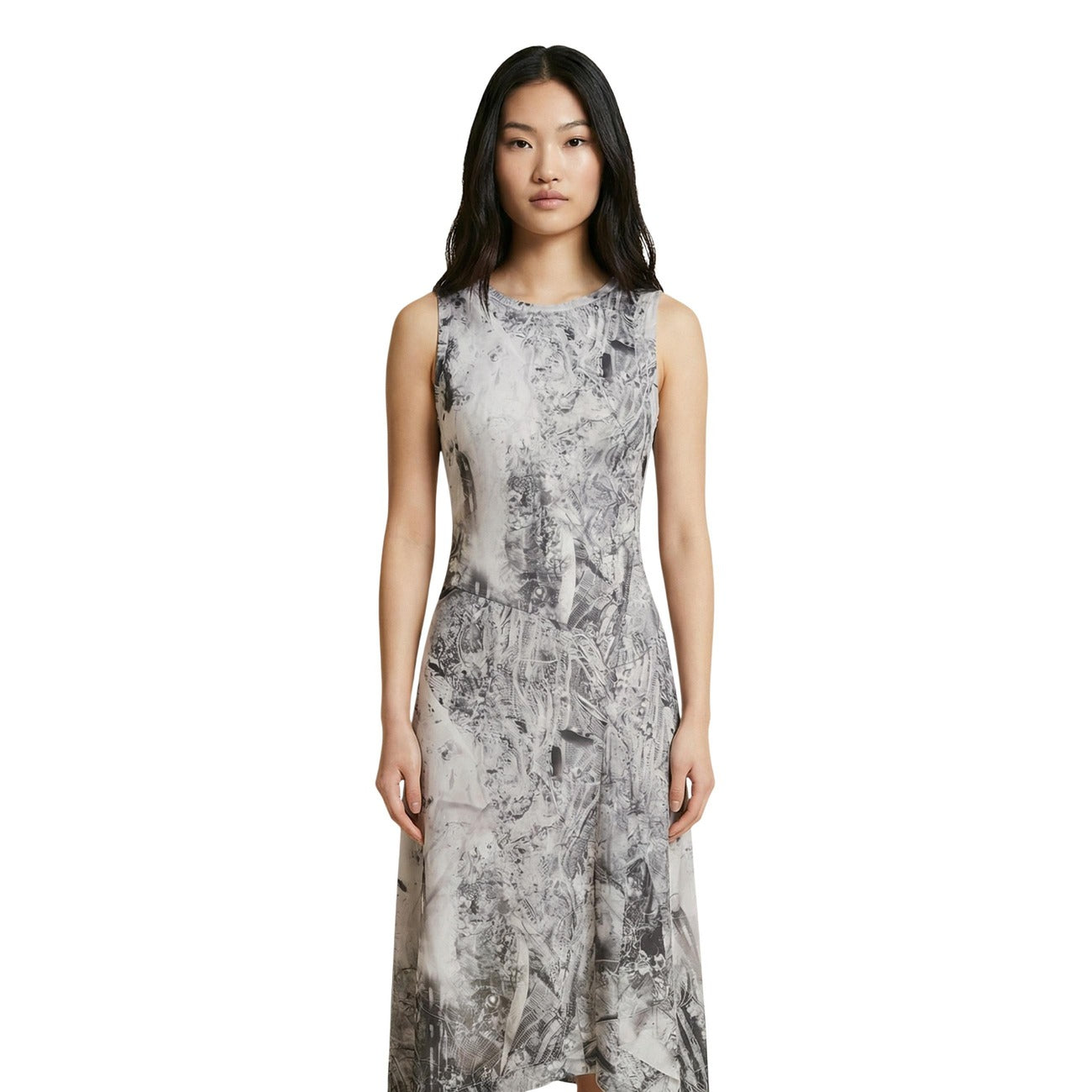 vestito grigio lungo da donna Desigual. Realizzato in un morbido tessuto elasticizzato composto al 96% da poliestere e al 4% da elastam/lycra. senza maniche e lo scollo rotondo, gonna asimmetrica. Vista frontale 