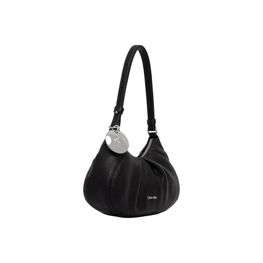 Borsa Piccola Donna Calvin Klein Engraved; Nero. 100% Poliuretano effetto martellato, forma a mezzaluna arricciata con zip, manico regolabile e charm metallico CK. Misure compatte (28x16 cm), stile minimal-chic. Frontale laterale