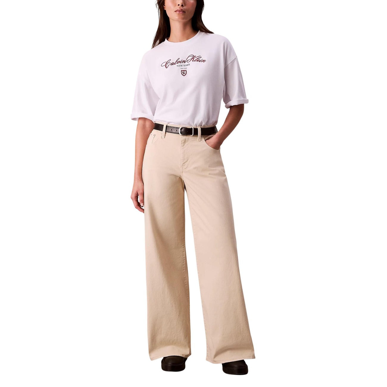T-shirt Calvin Klein Jeans donna bianca con logo maniche corte - vista frontale figura intera indossata da modello