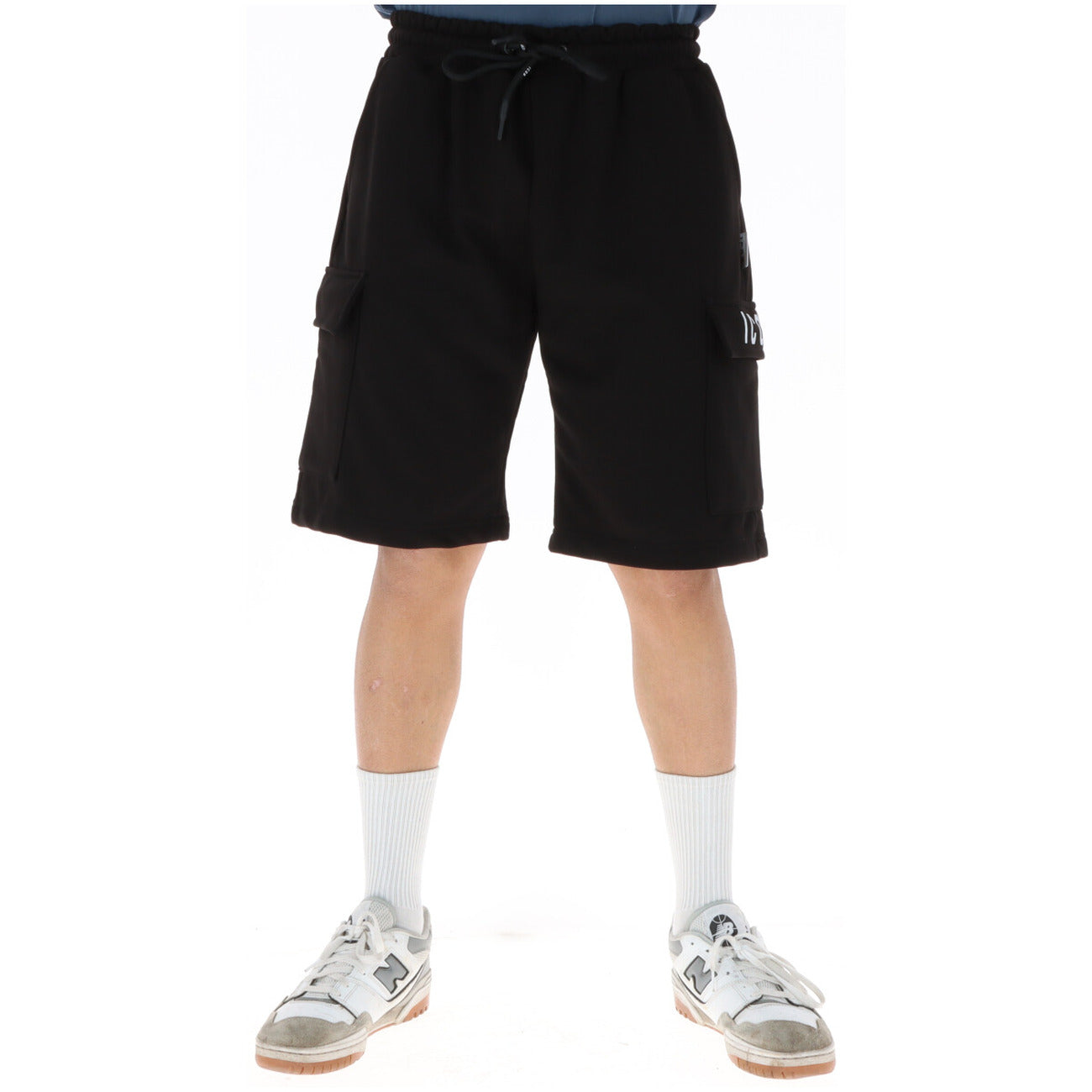 Bermuda ICON Cargo; 87% Cotone, 13% Poliestere. Nero, tasche laterali a soffietto, vita con coulisse, logo stampato. Short uomo streetwear confortevoli e resistenti, Made in Italy. Vista frontale 