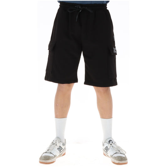 Bermuda ICON Cargo; 87% Cotone, 13% Poliestere. Nero, tasche laterali a soffietto, vita con coulisse, logo stampato. Short uomo streetwear confortevoli e resistenti, Made in Italy. Vista frontale 