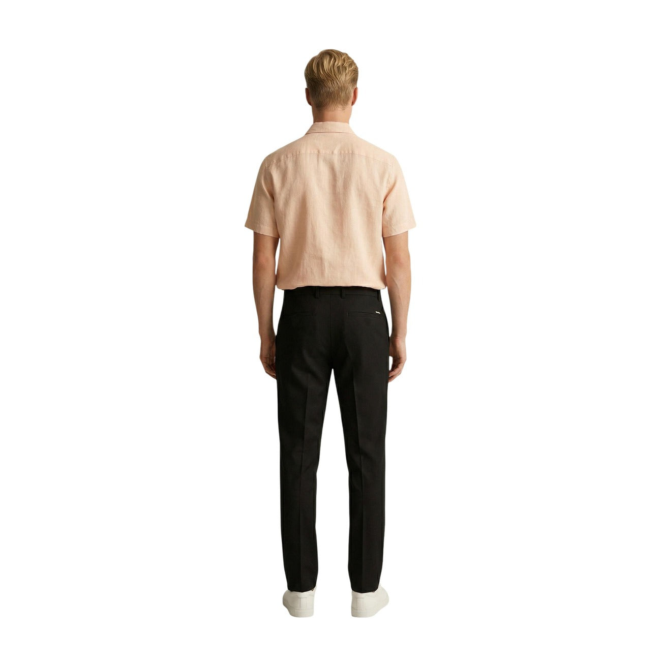 Pantaloni Slim Neri Gianni Lupo; Tessuto Stretch Premium. Piega centrale, vestibilità aderente, chiusura classica. Eleganti, resistenti e confortevoli. Il pantalone nero definitivo per la tua mezza stagione. Posteriore intera 