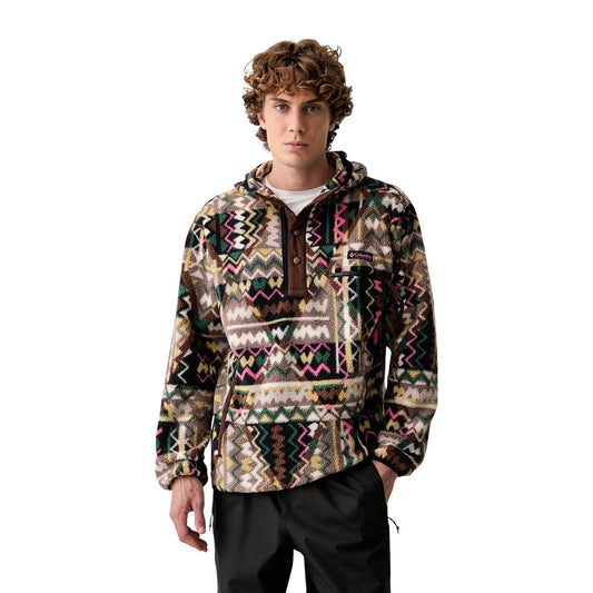 Pile Columbia uomo Helvetia Black Geomix. Giacca pullover in pile Sherpa a pelo lungo con cerniera mezza lunghezza, motivo geometrico nero e grigio, tasca pettorale con zip, abbigliamento outdoor e streetwear