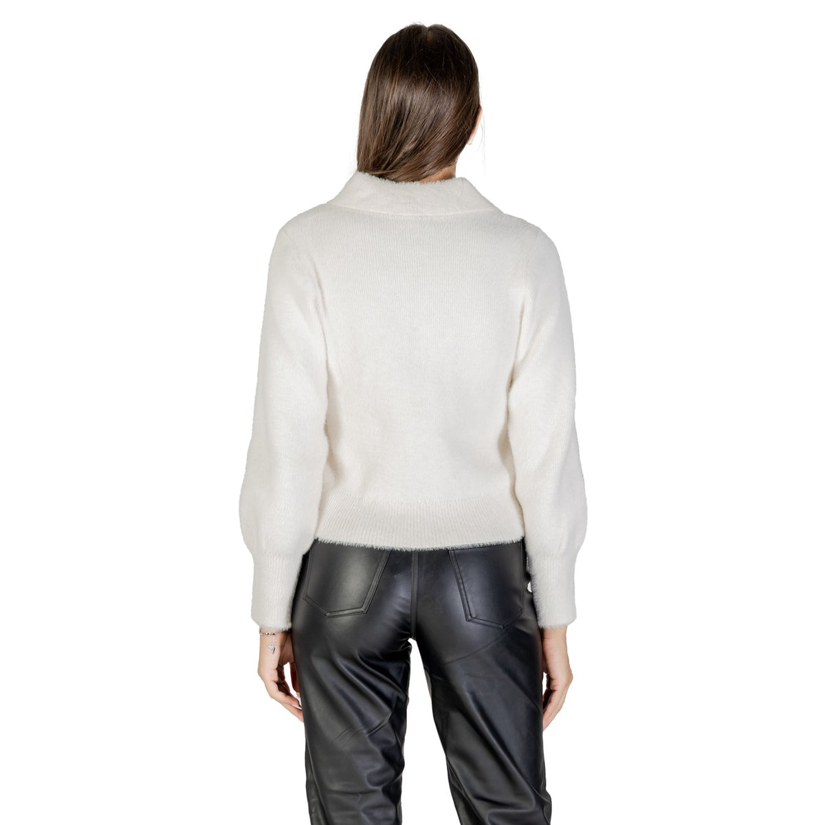 Cardigan panna donna Morgan De Toi 232-MDOMI. Maglioncino corto aperto con cerniera, collo a revers, maglia morbida soffice e taschino decorativo con bottone.