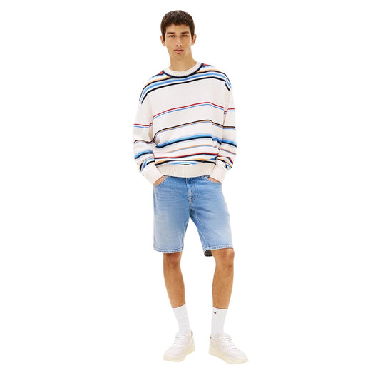 Shorts Tommy Jeans Slim Fit; 81% Cotone, 18% Lyocell. Denim 13,5 oz, baffature frontali, cinque tasche. Pantaloncini uomo stretch, traspiranti e iconici per la PE26. Figura intera 