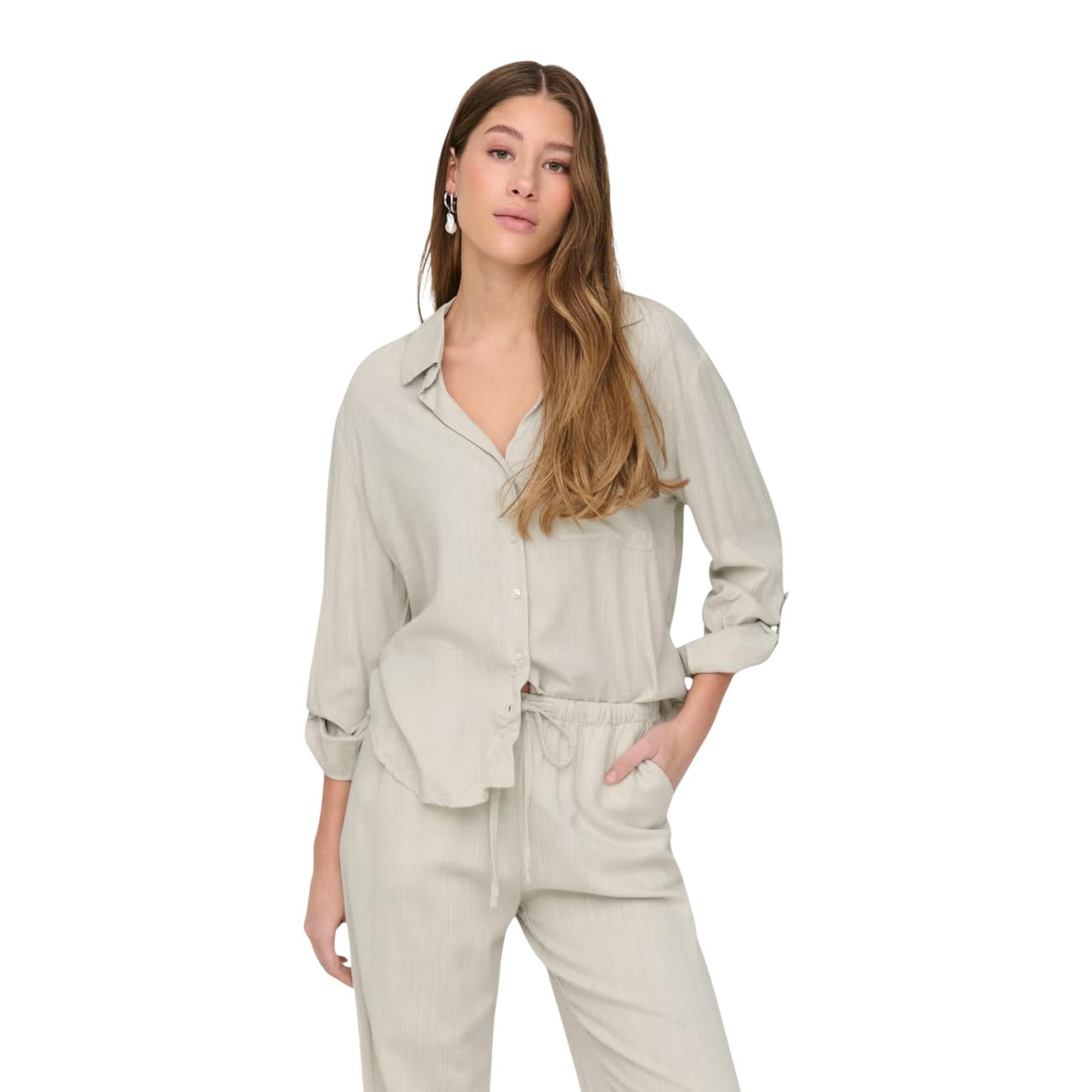 Camicia Grigia Donna in Lino e Viscosa JDY Jacqueline de Yong; Camicia fluida a maniche lunghe con taglio morbido relaxed. Scollo a V, colletto classico e stile casual-raffinato. Vista frontale 