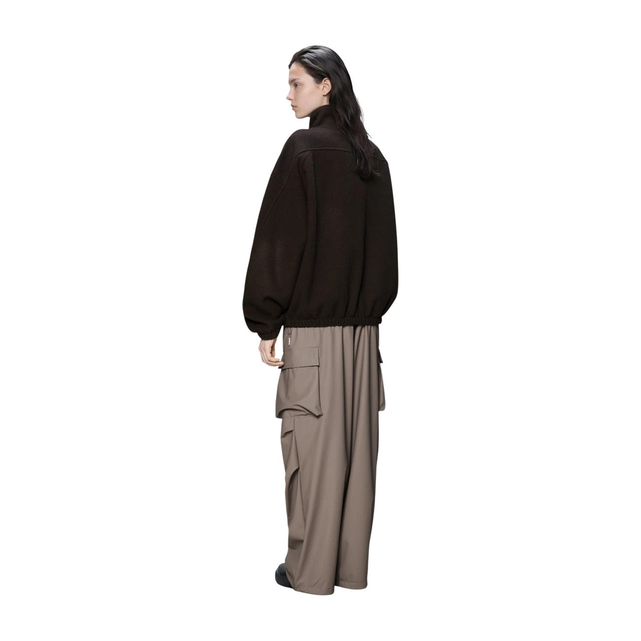 Giacca pile Rains Fleece Jacket donna color Bark 19030. Capospalla in pile pesante antivento marrone con cerniera zip a 2 vie, collo alto e linee di taglio sagomate, abbigliamento donna autunno inverno.
