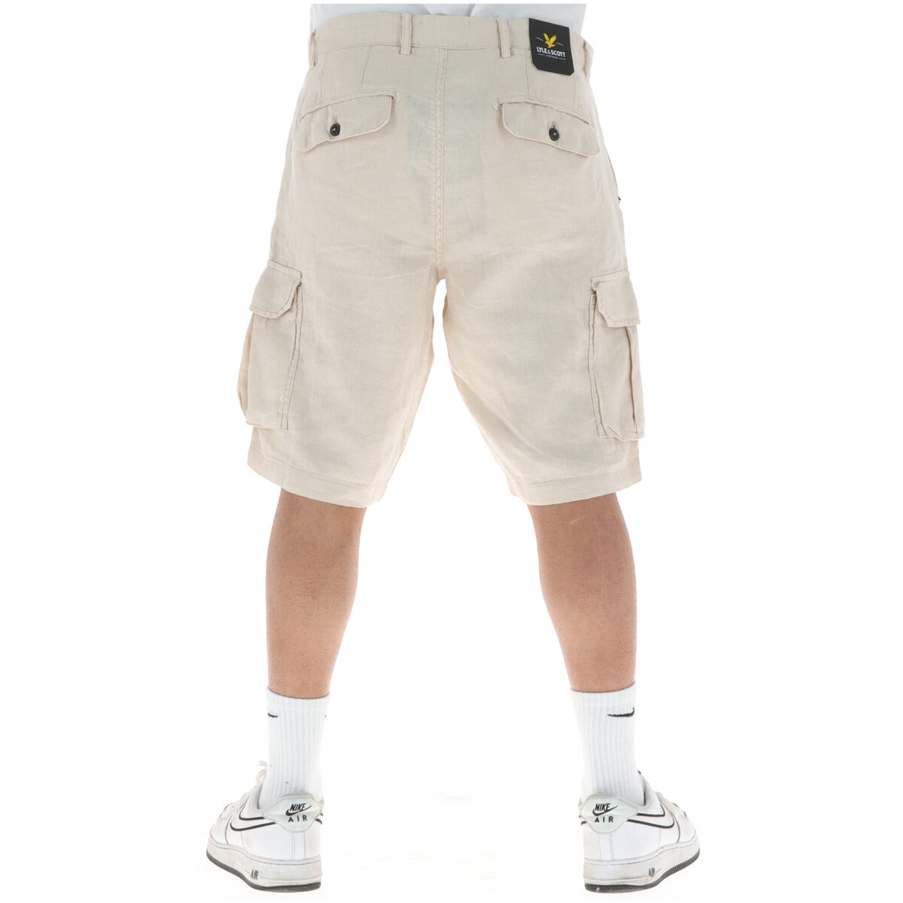 Bermuda Cargo Lyle & Scott 100% Lino; Tasconi laterali, chiusura zip e bottone, logo Golden Eagle. Tessuto naturale traspirante, vestibilità regular. Beige posteriore 