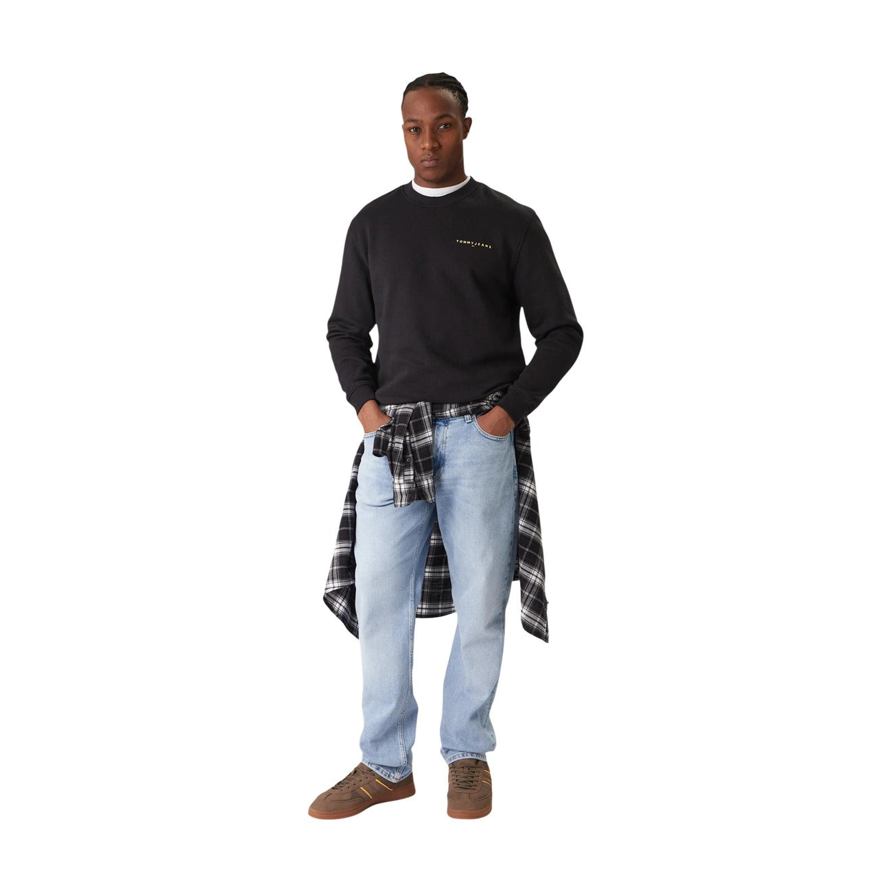 Felpa Tommy Hilfiger Jeans uomo girocollo nera DM0DM20249. Felpa casual in cotone felpato con scollo tondo, finiture elasticizzate a costine e scritte logo Tommy Jeans ricamate sul petto, abbigliamento uomo autunno inverno.