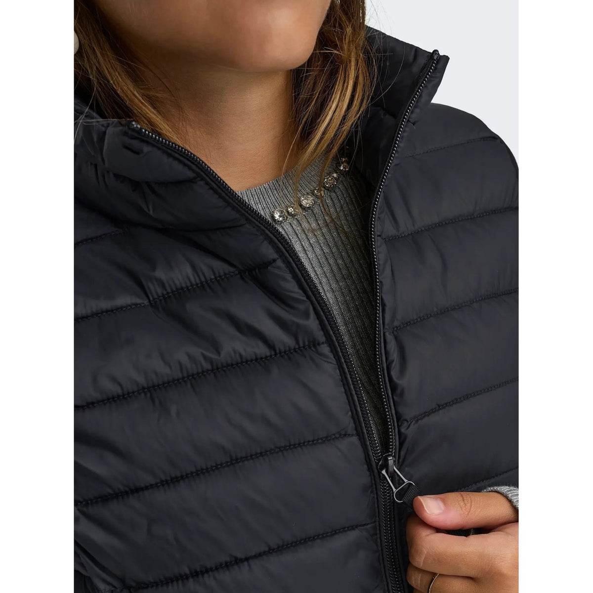 Gilet smanicato da donna Only codice 15351970 in nylon nero resistente all'acqua con collo alto, chiusura a zip e tasche con cerniera.