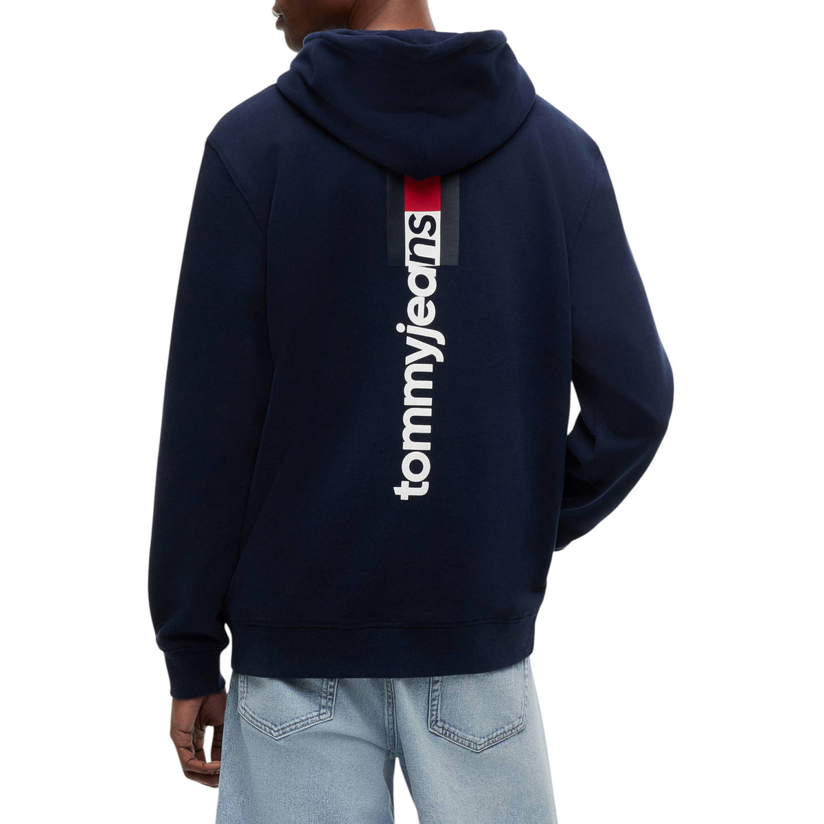 Felpa Tommy Hilfiger Jeans uomo blu con cappuccio DM0DM233393. Felpa sostenibile in cotone rigenerato con tasca a marsupio frontale, coulisse e logo Tommy Jeans sul petto, abbigliamento casual uomo mezza stagione.