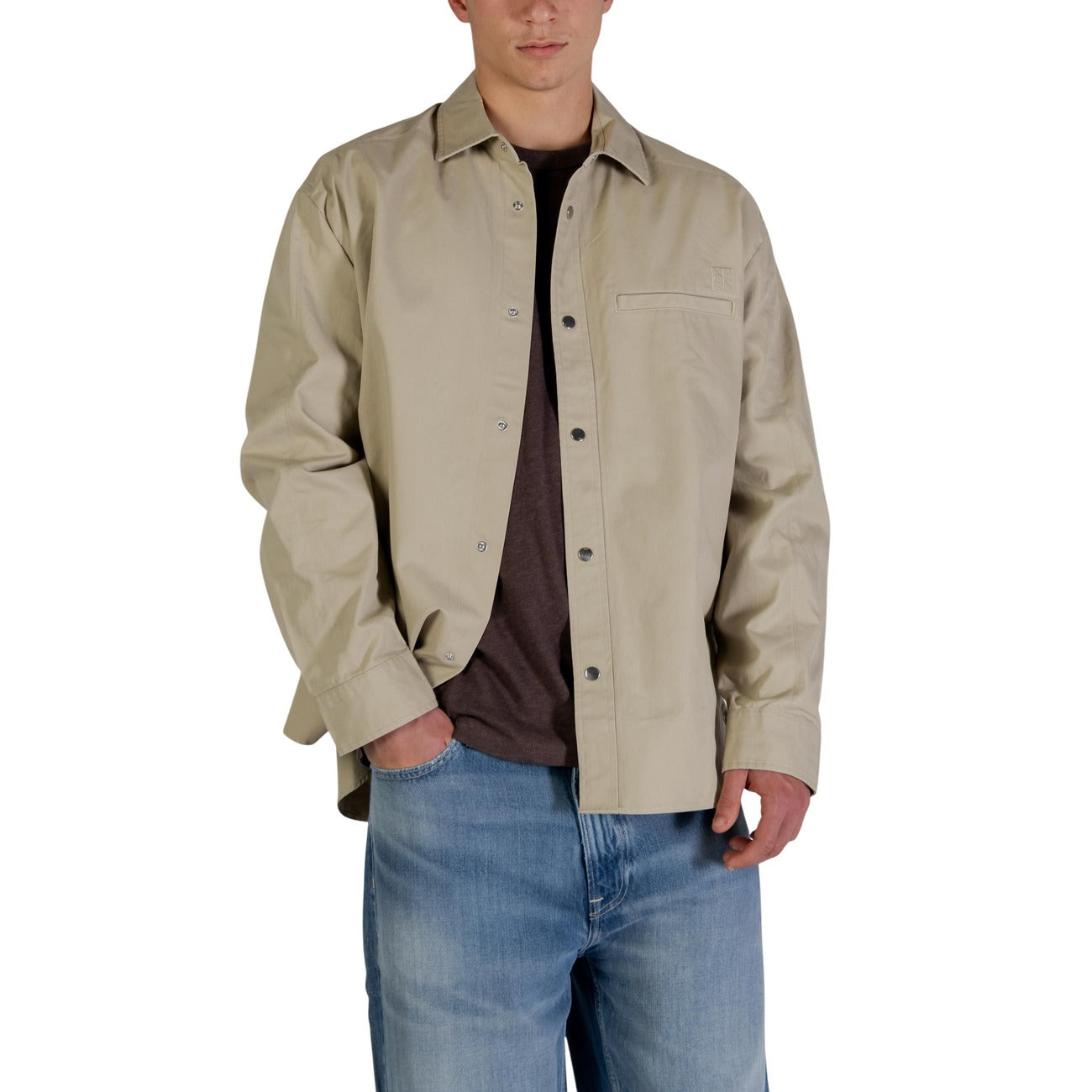 Giacchetto cotone Calvin Klein LV04RE109G; 100% cotone, bottoni automatici, tasca a filetto, regular fit. Stile minimalista contemporaneo. Colore beige 