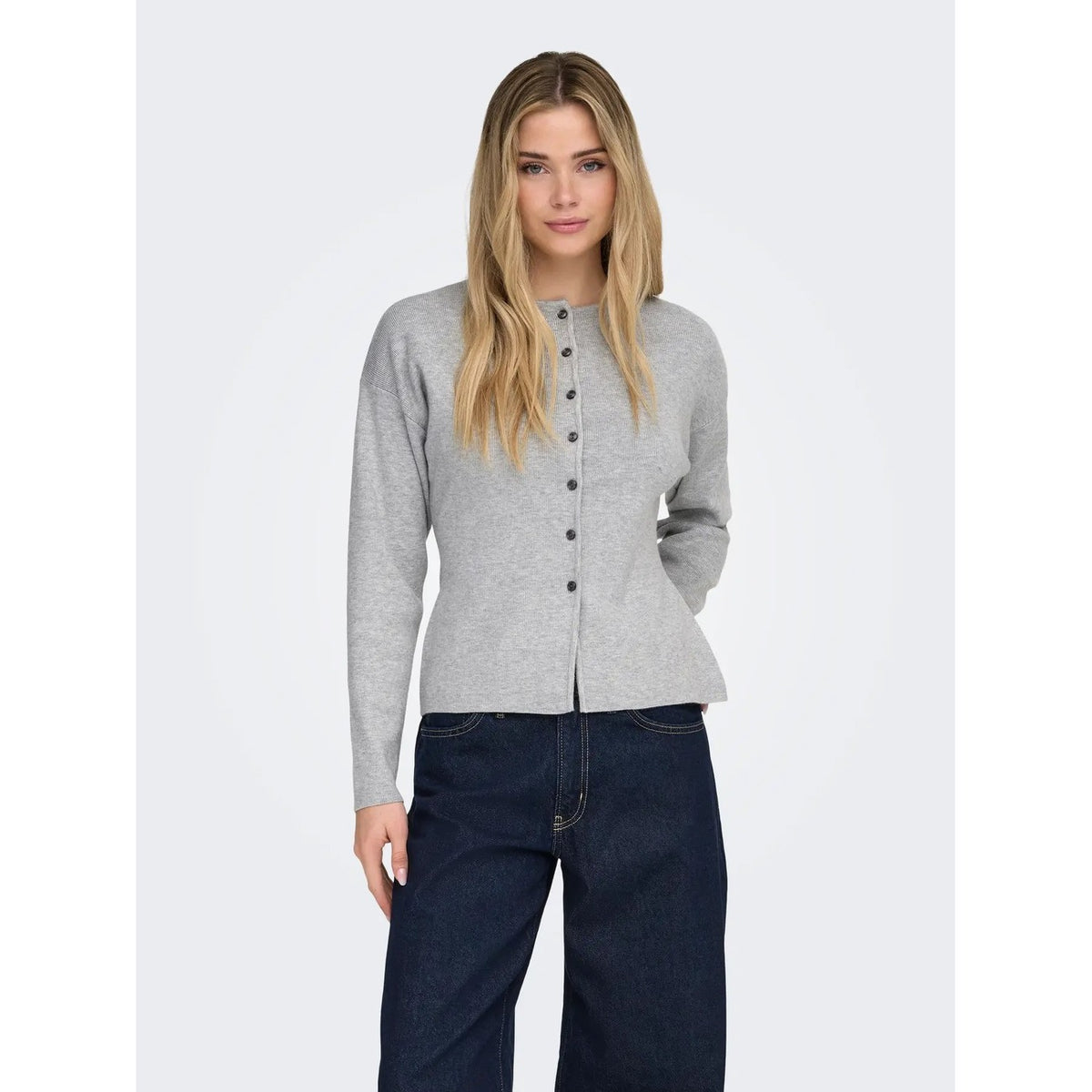 Cardigan in maglia piatta da donna Only codice 15370435 con maniche voluminose, scollo paricollo e chiusura a bottoni nei colori marrone Chocolate Torte, blu Night Sky e grigio Light Grey Melange.