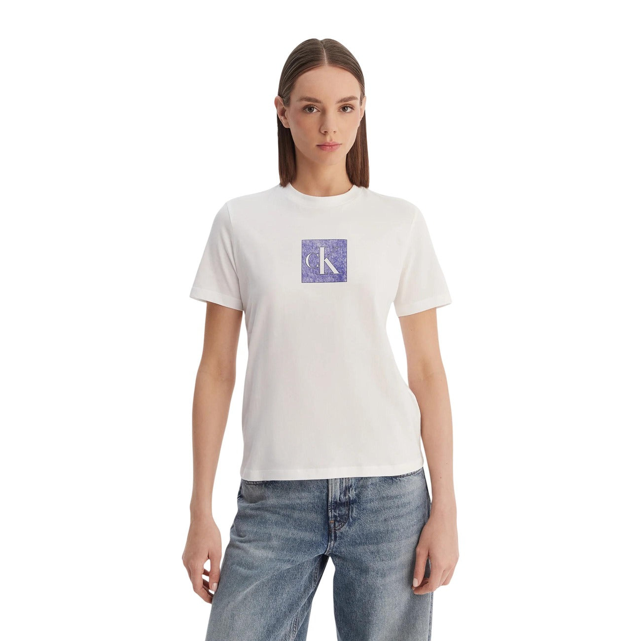 T-shirt Calvin Klein Jeans Donna Bianca; 100% Cotone. Logo CK frontale, maniche corte, vestibilità regular. Capo versatile per tutte le stagioni, stile casual-chic traspirante. Vista frontale 