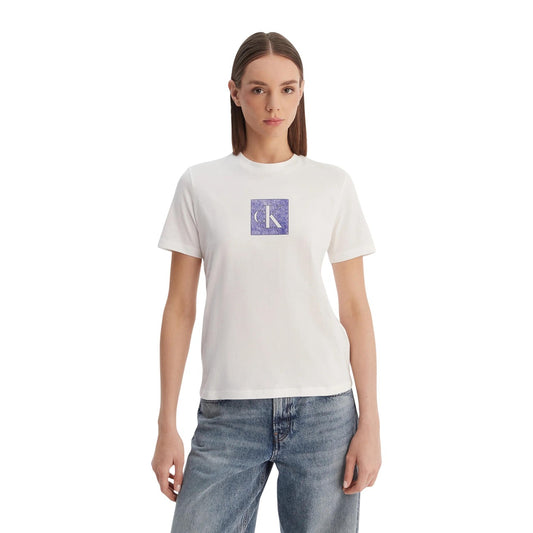 T-shirt Calvin Klein Jeans Donna Bianca; 100% Cotone. Logo CK frontale, maniche corte, vestibilità regular. Capo versatile per tutte le stagioni, stile casual-chic traspirante. Vista frontale 
