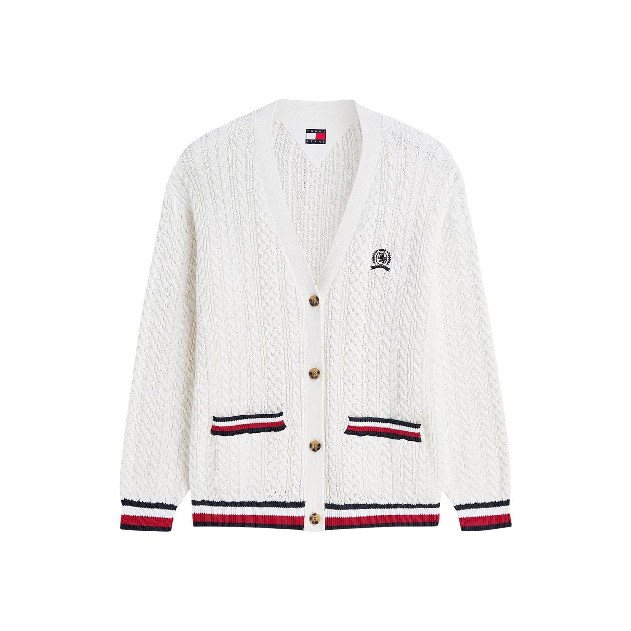 Cardigan Tommy Jeans donna bianco DW0DW22934. Maglione aperto in maglia intrecciata a trecce in 100% cotone biologico, scollo a V con bottoni, vestibilità oversize con stemma logo ricamato e finiture a righe stile college.