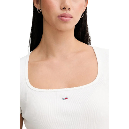 T-shirt Tommy Hilfiger Square Neck; Bianco Ottico. 58% Cotone Rigenerato, 38% Poliestere Riciclato, 4% Elastam. Scollatura squadrata, logo ricamato, vestibilità stretch. Stile casual-chic per tutte le stagioni. Dettaglio scollo 