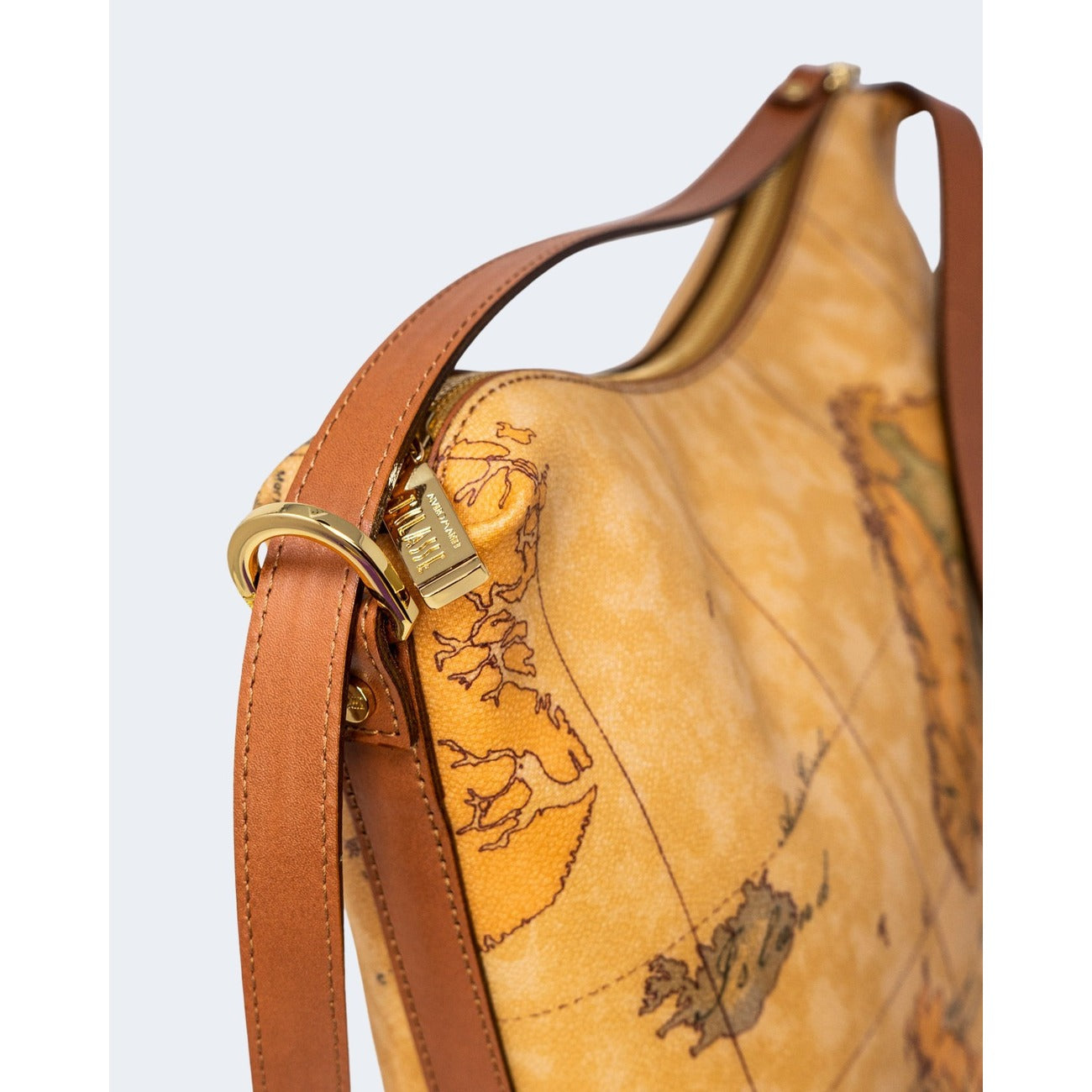 Borsa Hobo Grande Donna Alviero Martini Prima Classe; Beige Geo Classic. 100% Pregiata pelle stampata, chiusura con zip e tracolla regolabile in pelle. Struttura a sacca morbida e capiente (32,5x29,5 cm), stile Heritage.