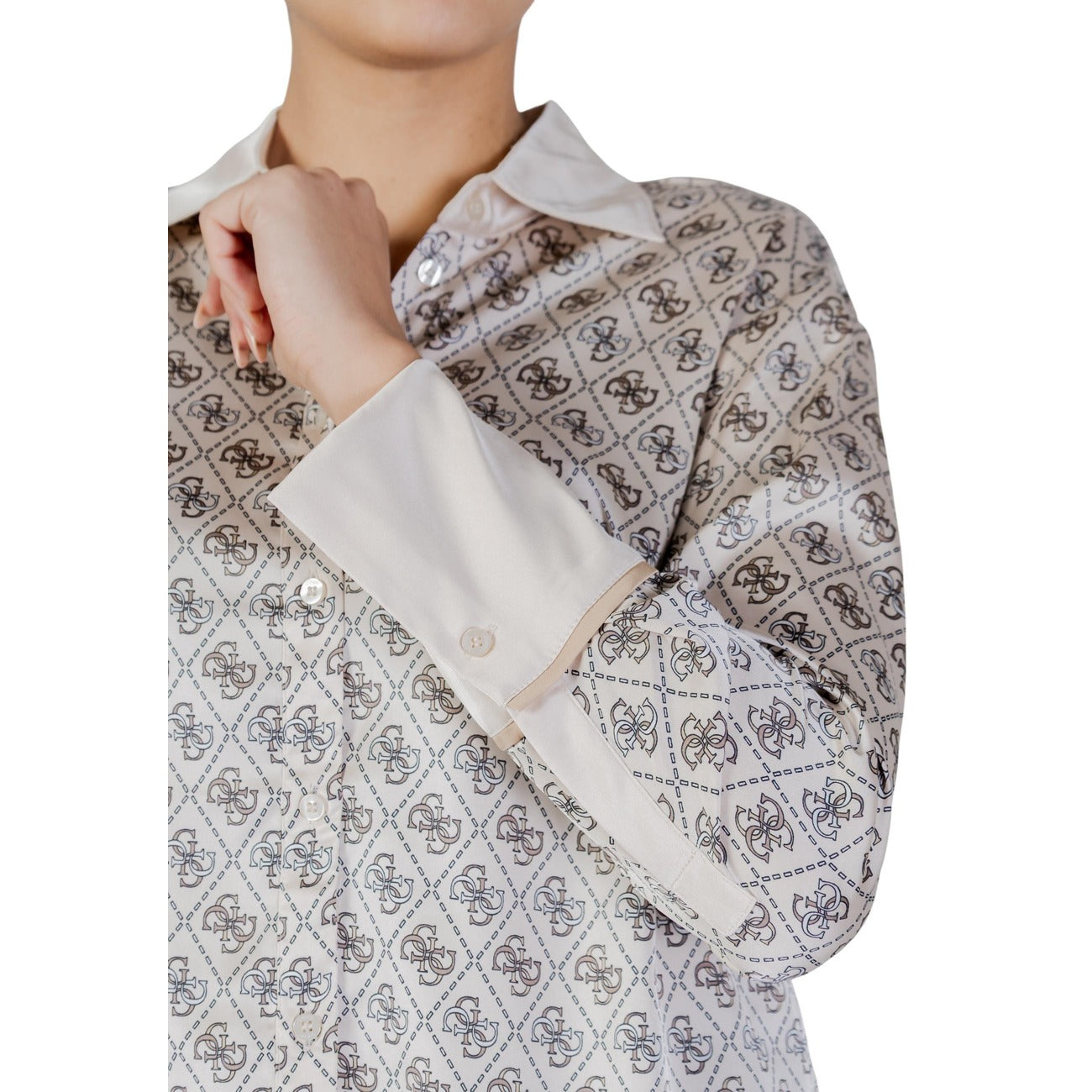 chiusura frontale con bottoni nascosti assicura un aspetto pulito e ordinato. Ideale da abbinare a jeans o pantaloni eleganti, questa camicia rappresenta la scelta perfetta per valorizzare ogni outfit con classe.