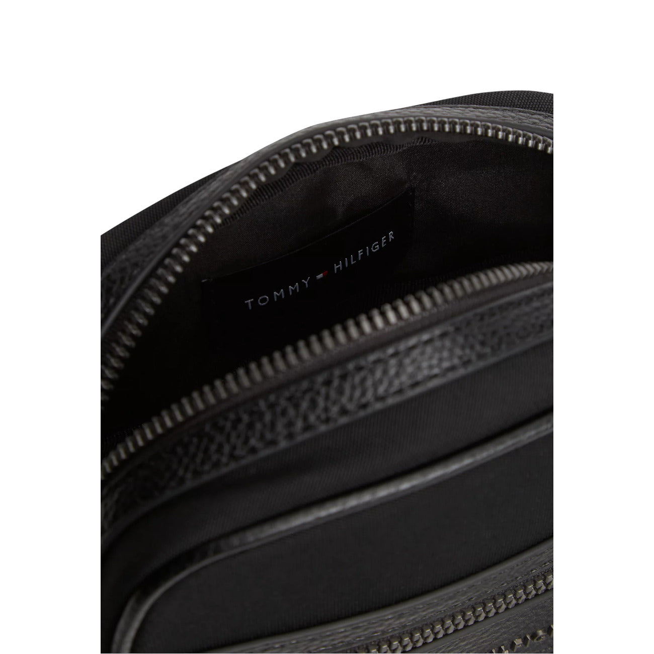 Borsa Tracolla Uomo Tommy Hilfiger Repreve; Nero. 95% Poliestere riciclato REPREVE, doppia cerniera, tracolla regolabile in nastro, dettagli martellati e micro bandierina. Dimensioni mini (15x20,5 cm), stile casual ed eco-friendly. Vista aperta 