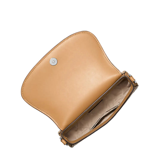 Michael Kors Borsa Cammello 35T5SIMC5L; borsa in pelle a tracolla con bottone, formato compatto e branding iconico. Un accessorio versatile "tutte le stagioni" di alta qualità. Vista dall’alto aperta 
