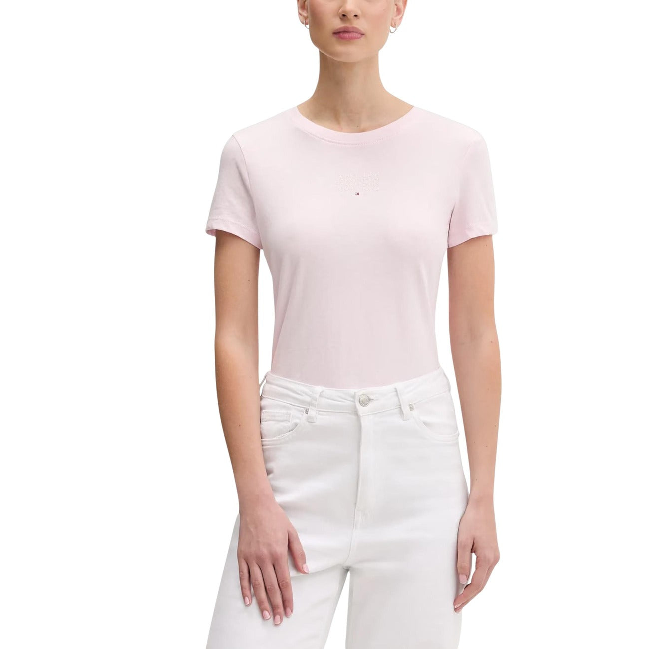 T-shirt Tommy Jeans DW0DW21841; 100% Cotone Rigenerato. Taglio regular, logo minimal stampato, jersey naturale. Maglia donna eco-friendly, versatile e traspirante per la PE26. Colore rosa chiaro vista frontale 