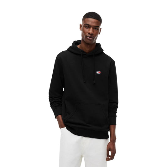 Felpa nero Tommy Jeans con Cappuccio; 100% Cotone Rigenerato. Tessuto pesante felpato, logo ricamato, vestibilità regular. Calda, sostenibile e ideale per il tempo libero. Vista frontale 