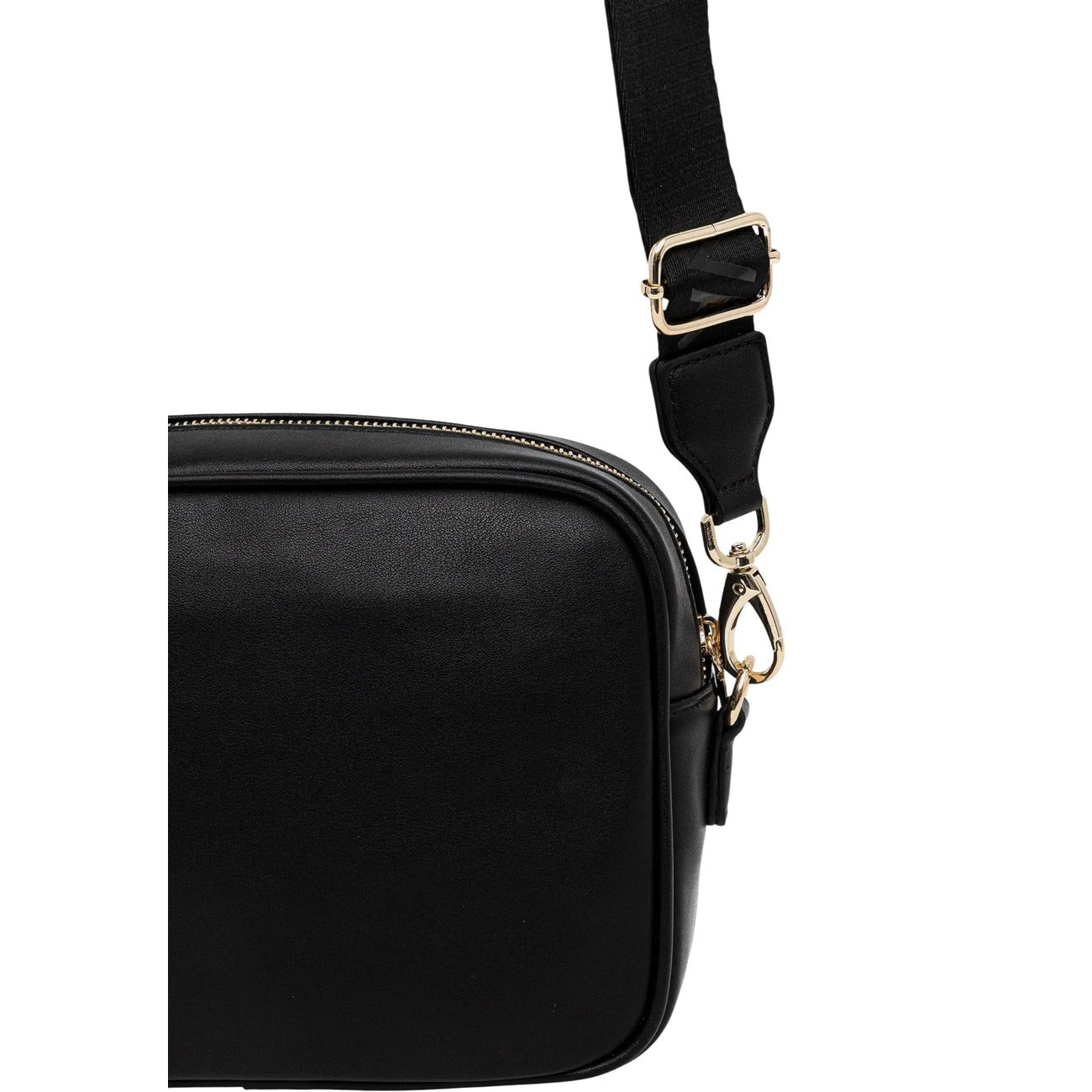 Borsa Media Nera Donna Valentino Bags Cora; Misure 8x16x8 cm. Tessuto 100% poliuretano stile camera bag con tasca frontale e chiusura a zip. Tracolla ampia in nastro regolabile con scritte logo, stile casual 4 stagioni. Vista posteriore 