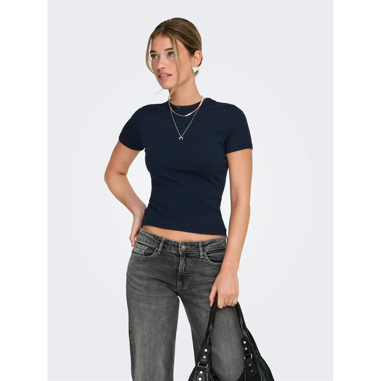 T-shirt Donna Only; Maglietta a maniche corte aderente tight fit in misto viscosa e poliestere stretch. Scollo paricollo tondo, stile casual-luxury essenziale per la primavera e l'estate. Blu notte 