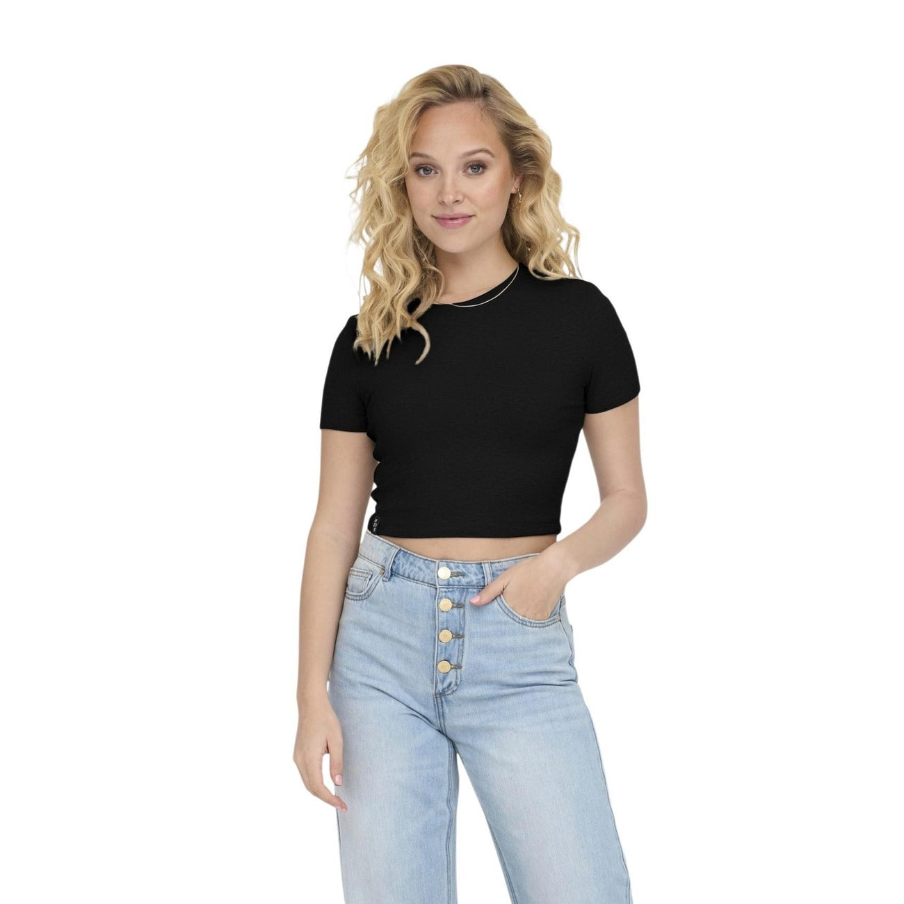 T-shirt nera aderente corta Only Onlbetty, modello girocollo in cotone bio e elastam, stile basic versatile per look a strati. Vista frontale 