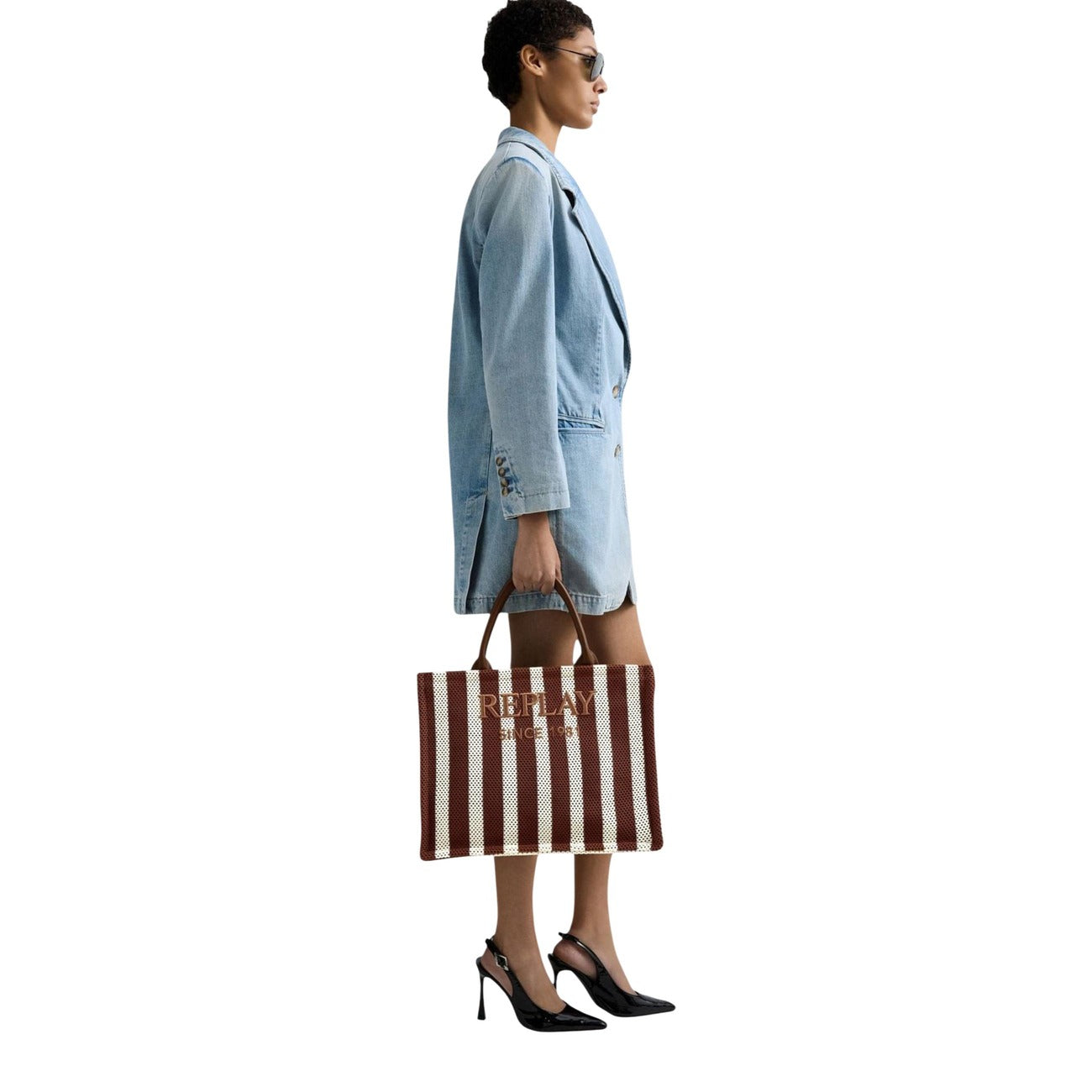 Borsa Tote Replay a righe Bianco/Marrone. Logo ricamato, chiusura con zip, doppi manici e tracolla. Dimensioni maxi 39x30x15 cm. Design bicolore leggero e resistente per la stagione estiva e oltre. Indossata da modella 