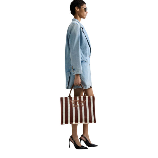 Borsa Tote Replay a righe Bianco/Marrone. Logo ricamato, chiusura con zip, doppi manici e tracolla. Dimensioni maxi 39x30x15 cm. Design bicolore leggero e resistente per la stagione estiva e oltre. Indossata da modella 