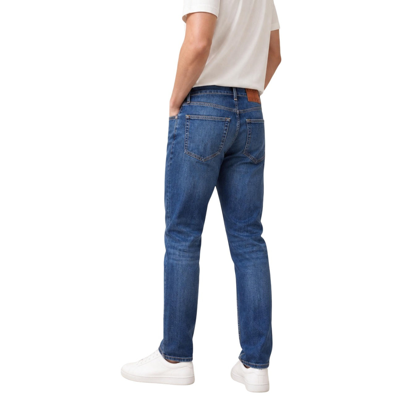 Jeans denim Blu scuro Uomo Tommy Hilfiger Austin Slim Tapered; Tessuto 100% cotone a cinque tasche con vita regular e chiusura a zip. Taglio affusolato con patch logo posteriore, stile casual per 4 stagioni. Posteriore 