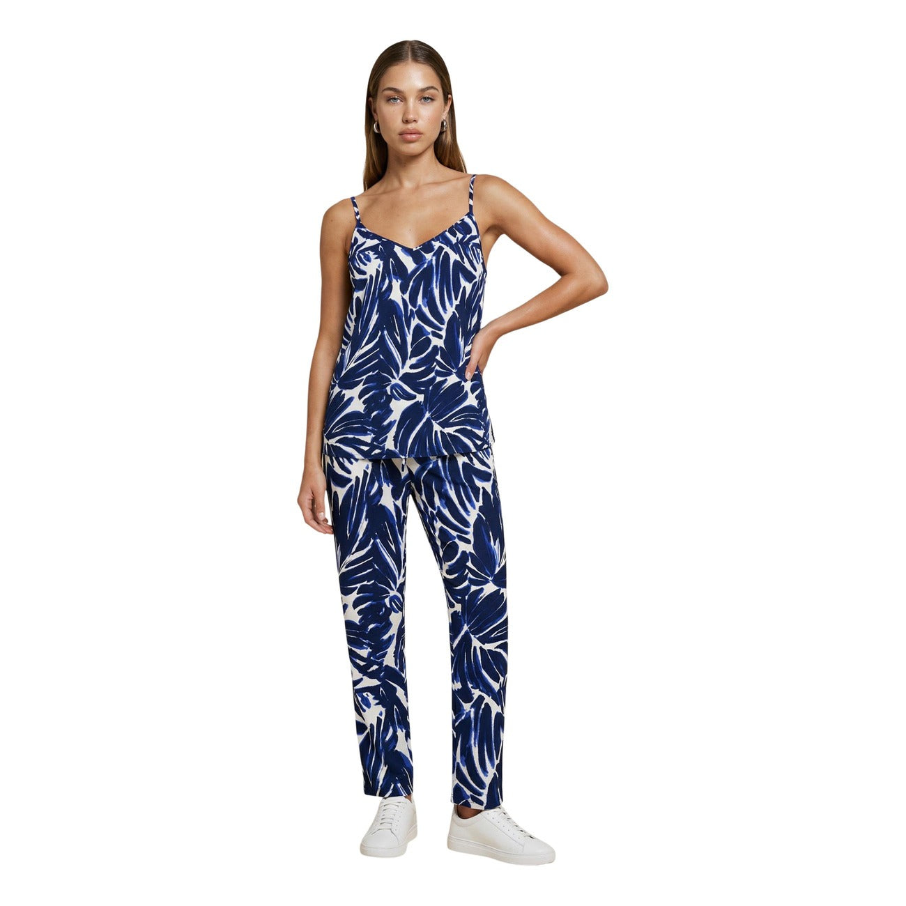 Canotta Only Blu; Stampa Astratta. 100% Viscosa, spalline sottili, scollo a barchetta morbido. Top estivo leggero e traspirante. Stile casual-raffinato. Figura intera 
