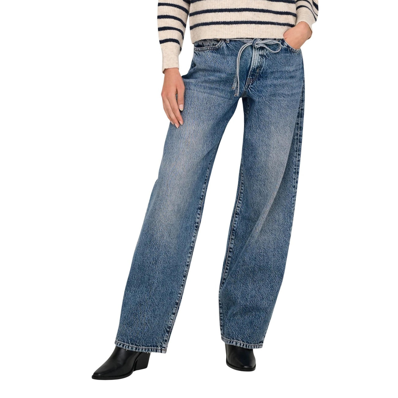 Only Jeans Gianna MW Straight; denim bootcut eco-friendly in cotone riciclato, vita media e vestibilità comoda. Un classico intramontabile per un guardaroba femminile consapevole. Vista frontale indossati da modella 