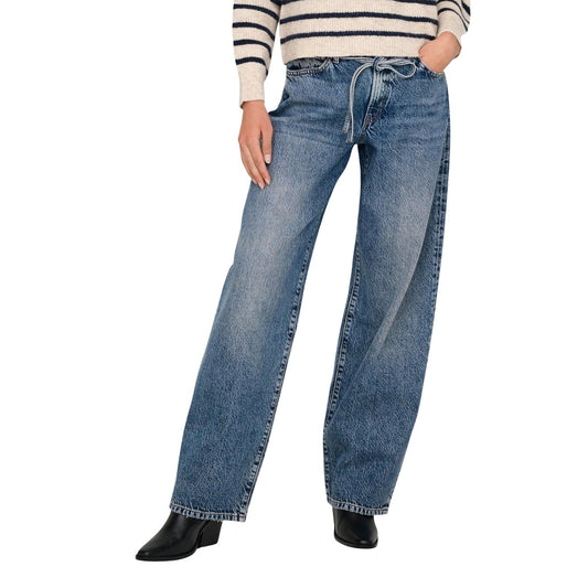 Only Jeans Gianna MW Straight; denim bootcut eco-friendly in cotone riciclato, vita media e vestibilità comoda. Un classico intramontabile per un guardaroba femminile consapevole. Vista frontale indossati da modella 