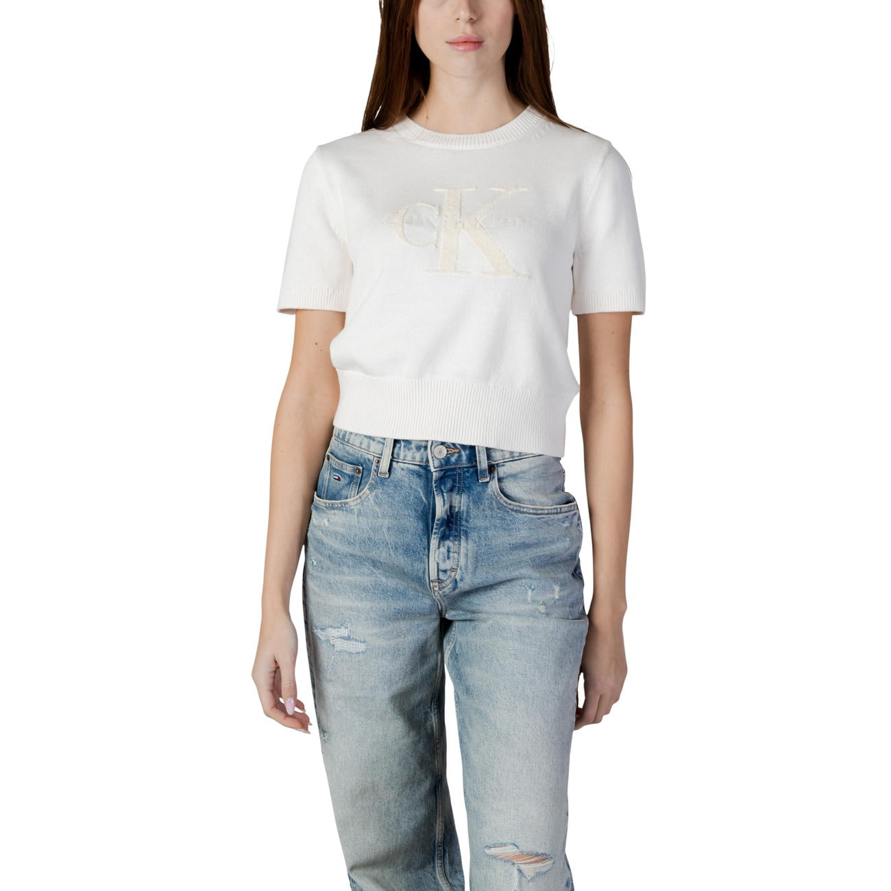T-shirt Cropped CK Jeans; Beige. 100% Cotone premium. Logo in rilievo, girocollo, vestibilità moderna. Fresca, leggera e perfetta per look urban estivi. Frontale