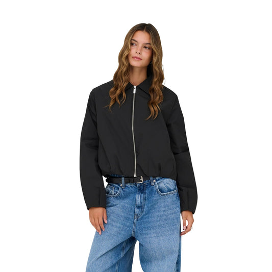 giacchetto nero da donna Only Onljoy Life Short Cc Otw. Realizzato interamente in poliestere riciclato. Ottimo per la mezza stagione. Vista frontale indossato 