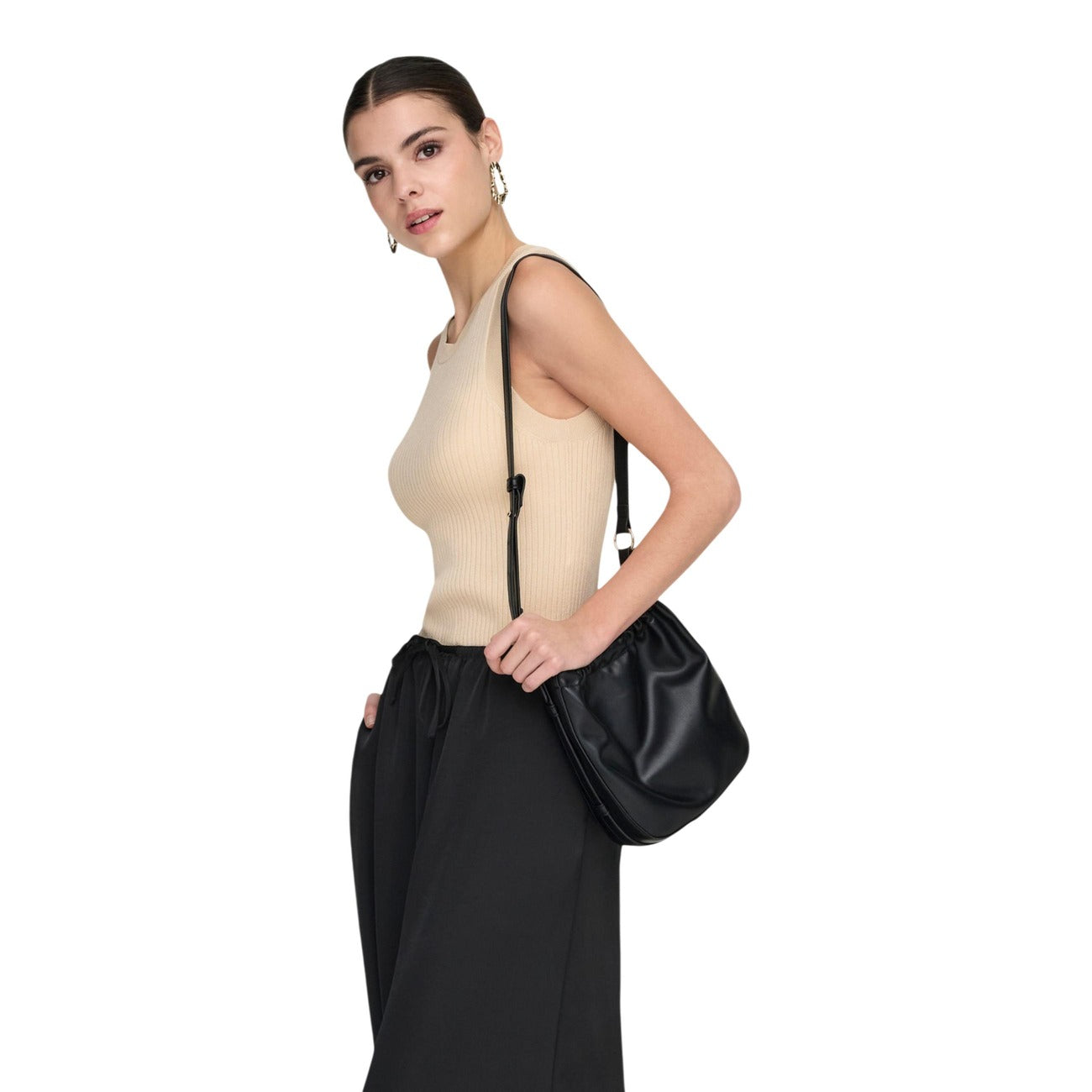 Gilet Maglia Jacqueline De Yong JDYAYA; 80% Viscosa, 20% Nylon. Scollo tondo, senza maniche, lavorazione maglia piatta. Morbido, elastico e traspirante. Modello continuativo (NOOS) Primavera/Estate. Colore beige 