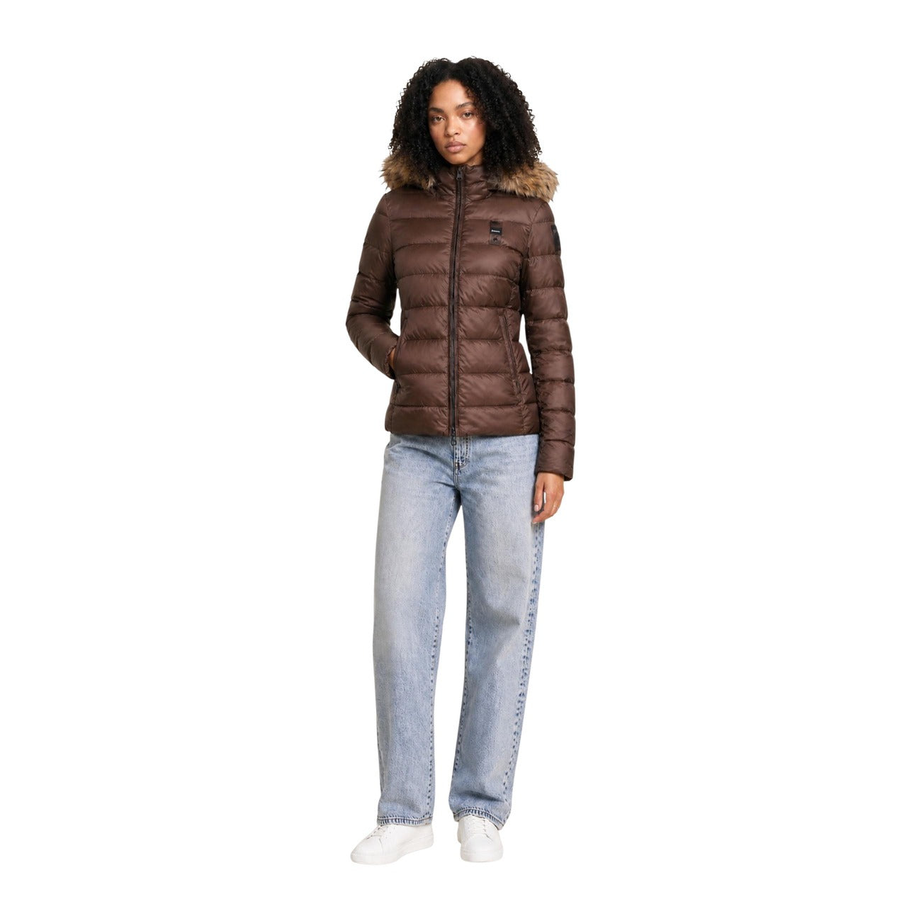 Piumino donna Blauer marrone Charme 26WBLDC03037. Giubbotto corto da donna marrone slim fit trapuntato orizzontale con cappuccio avvolgente, zip doppio cursore e logo Blauer su petto e manica, giacca invernale calda e casual chic.